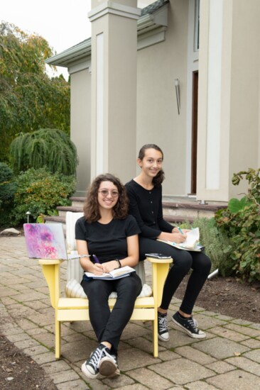 Jade (l) and Julia (r) Schoenfeld